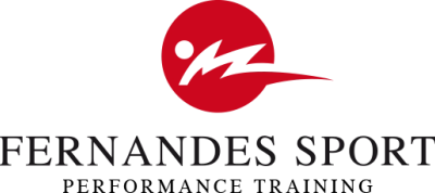 Logo mit rotem Kreis, schwarzer Text darunter, Pfeilgestaltung in der Mitte des Kreises.