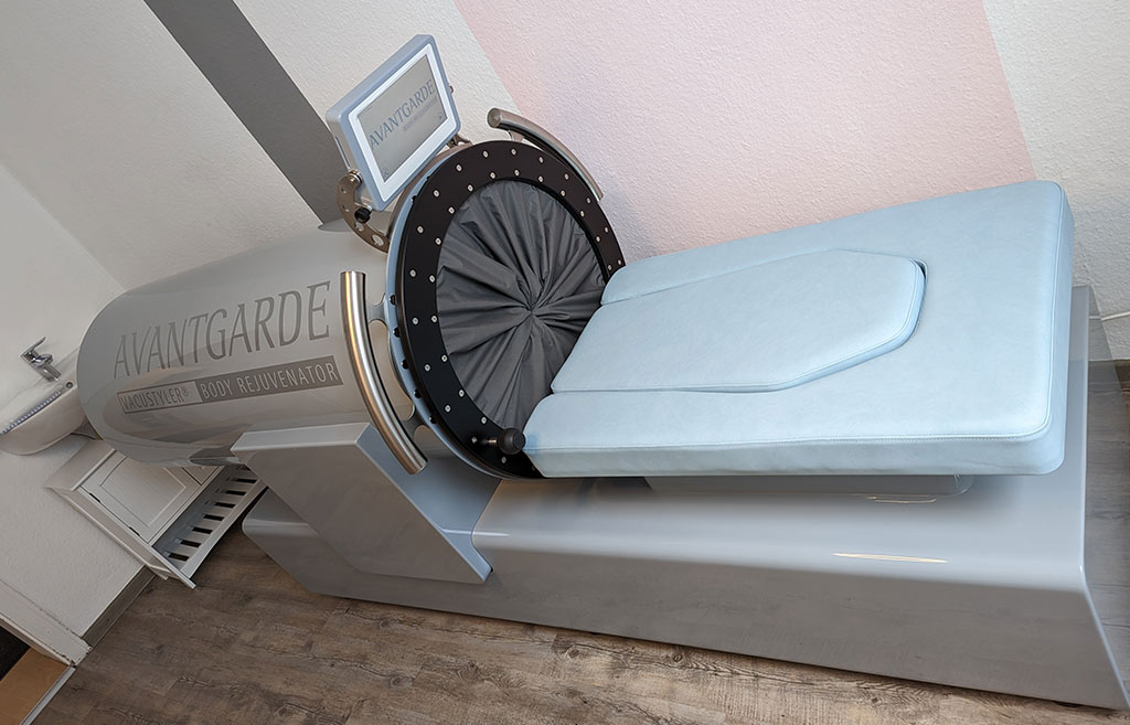 Graues, modernes Wellnessgerät mit gepolstertem blauen Liegebereich auf Holzboden.