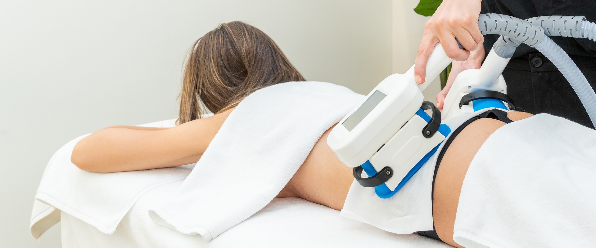 Therapist applying cryolipolysis treatment in beauty salon. Non-surgical fat reduction.High quality photo